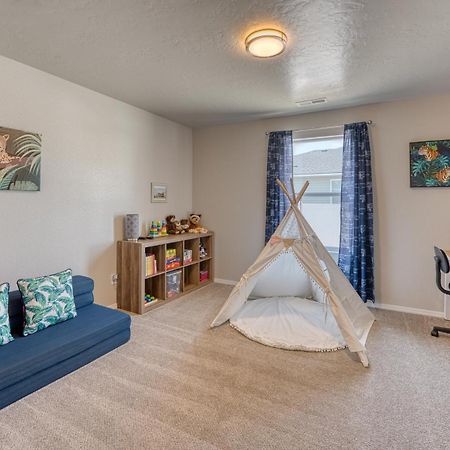 Family Friendly Playroom Garage Caldwell Eksteriør bilde